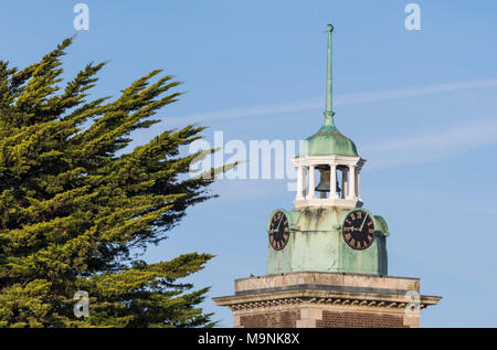 Torre dell'orologio e il campanile di una British edificio Vittoriano. Situato al di sopra della Rustington casa di convalescenza in Rustington, West Sussex, in Inghilterra, Regno Unito. Foto Stock