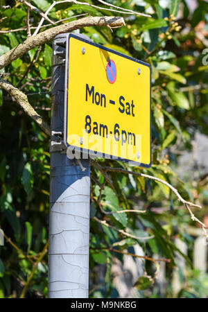 Parcheggio non mon-cartello Sat sul ciglio della strada nel Regno Unito. Foto Stock