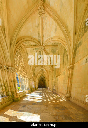 Batalha, Portogallo - Agosto 16, 2017: il corridoio e manuelina colonnato del chiostro reale al Monastero di Batalha o il monastero di Santa Maria della Vittoria in Leiria. Patrimonio Unesco. Colpo verticale. Foto Stock