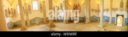 Alcobaca, Portogallo - Agosto 15, 2017: panorama della Sala dos Reis o camera del re all'interno del monastero di Alcobaca o Mosteiro de Santa Maria de Alcobaca ad Alcobaca, Portogallo. Fondo di architettura. Foto Stock