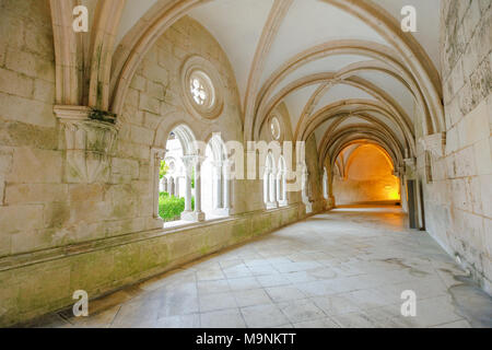 Alcobaca, Portogallo - Agosto 15, 2017: architettura cistercense del corridoio con colonnato del Mosteiro de Santa Maria de Alcobaca. Il complesso di Alcobaca è un romano medievale monastero cattolico. Foto Stock