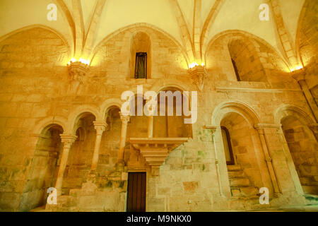 Alcobaca, Portogallo - Agosto 15, 2017: close-up del pulpito, a cui si accede tramite una scala arcuata, all'interno del refettorio del monastero di Alcobaca. Fondo di architettura. Patrimonio Unesco Foto Stock