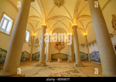 Alcobaca, Portogallo - Agosto 15, 2017: Sala dos Reis o camera del re all'interno del monastero di Alcobaca o Mosteiro de Santa Maria de Alcobaca ad Alcobaca, Portogallo. Patrimonio dell'Unesco e luogo popolare. Foto Stock