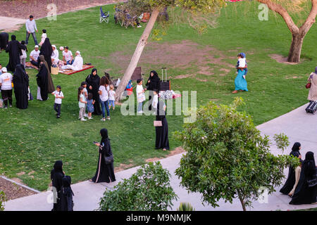 Outdoor picnic in famiglia , araba musulmana famiglie godendo le attività outdoor a Umm Al Emarat Park, Abu Dhabi, negli Emirati Arabi Uniti. Foto Stock