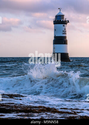 Il Trwyn Du faro veglia sulle pericolose acque tra punto di Penmon e isola dei puffini, sud est Anglesey, Galles, Regno Unito Foto Stock