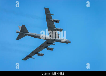 Il possente Buff Boeing B Stratofortress bombardiere in volo al 2017 in Airshow Duluth, Minnesota, Stati Uniti d'America. Foto Stock