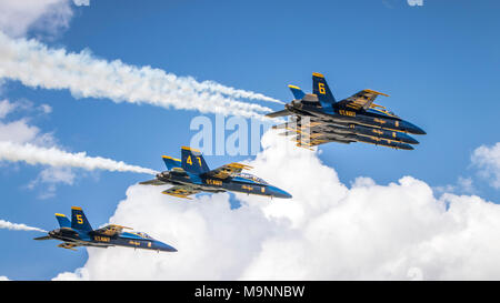 Il Blue Angels aria team acrobatico al 2017 in Airshow Duluth, Minnesota, Stati Uniti d'America. Foto Stock