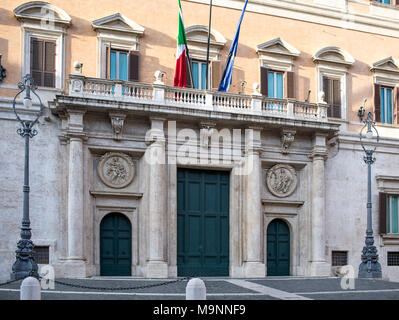 Il Palazzo Montecitorio in Roma, dove si trova la sede della Camera dei Deputati italiana, originariamente progettato da Gian Lorenzo Bernini per la carta giovani Foto Stock