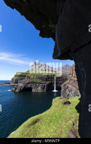 Mulafossur cascata in estate, Gasadalur, funzionario ministeriale isola, isole Faerøer Foto Stock