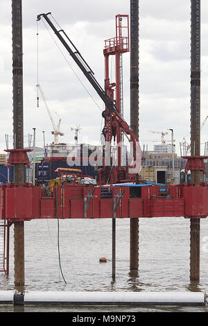 Un jack up rig sul fiume Tamigi Foto Stock