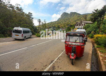 Kandy, Sri Lanka - 13 Aprile 2017: tuk tuk parcheggiato di fianco alla strada in Sri Lanka highlands. Foto Stock