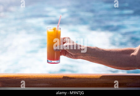 Senior caucasian uomo adulto con tequila sunrise Foto Stock