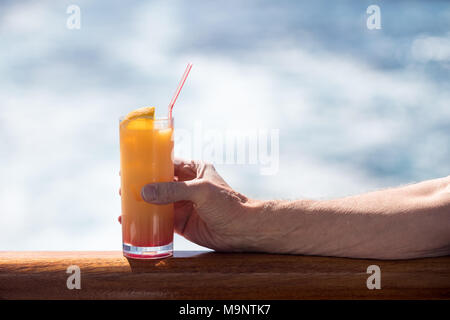 Senior caucasian uomo adulto con tequila sunrise Foto Stock