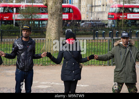 Londra REGNO UNITO 25 marzo 2018 membri del G.A.N.G acronimo per guidare una nuova Genreation durante un rally in Speakers Corner coltello contro la criminalità. Foto Stock