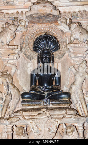 Nero statua di divinità e sculture nel Tempio Parshvanath, un tempio Jain nel gruppo orientale dei templi, Khajuraho, Madhya Pradesh, India Foto Stock