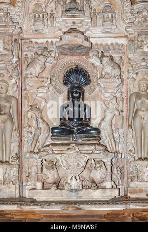 Nero statua di divinità e sculture nel Tempio Parshvanath, un tempio Jain nel gruppo orientale dei templi, Khajuraho, Madhya Pradesh, India Foto Stock