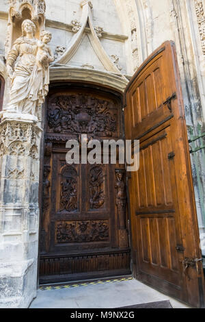 Legno complessamente intarsiato porte di Saint Pierre Basilica in Avignon Foto Stock