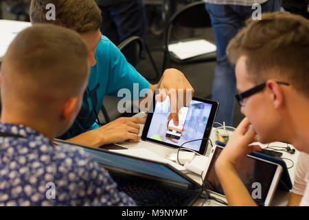 La Bielorussia Minsk 06 agosto 2016 il Parco delle alte tecnologie. Competizioni di programmatori.La discussione del programma del computer. La discussione sul computer Foto Stock