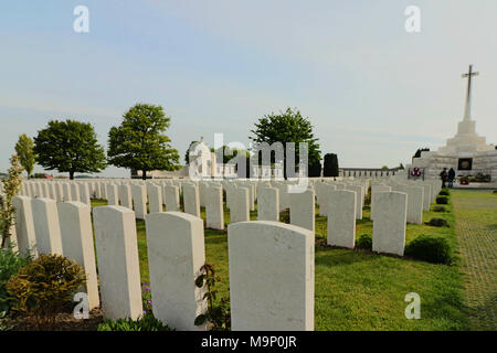 Tyne Cot Commonwealth War Graves cimitero - Croce di sacrificio con tombe Foto Stock