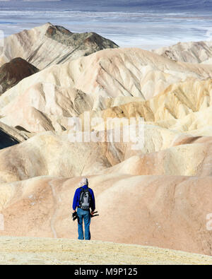 Vista posteriore di un fotografo a Zabriskie Point. Parco Nazionale della Valle della Morte, California. Foto Stock