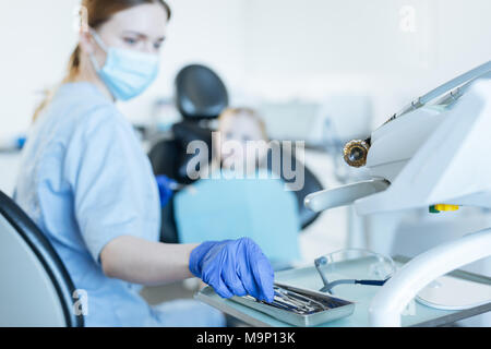 Dentista femmina tenendo strumento necessario per il trattamento Foto Stock