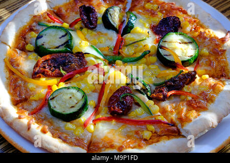 Pizza vegetariana su piastra bianca Foto Stock