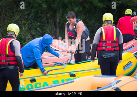 Guida di Rafting pompando aria in gommone vicino al fiume Soca a Bovec, Triglav, Slovenia Foto Stock