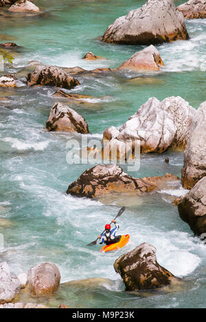 Da solista kayaker maschio sul colore verde Soca river vicino a Bovec, Slovenia Foto Stock