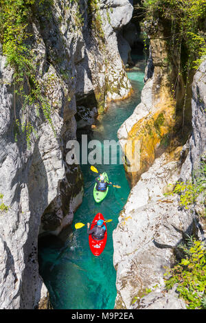 Kayakers sul fiume Soca originari Trigval montagne. Il fiume è famoso per tutti i tipi di acque bianche attività, il Parco Nazionale del Triglav, Slovenia Foto Stock