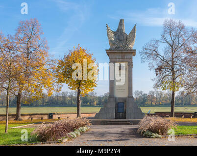 Un monumento di incontro, monumento sovietica ricordando la riunione con le truppe americane nel 1945 sul fiume Elba in Torgau, Sassonia Foto Stock