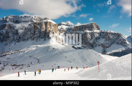 Sellaronda ski area di fronte al massiccio del Sella, Selva di Val Gardena, Dolomiti, Alto Adige, Alto Adige, Italia Foto Stock