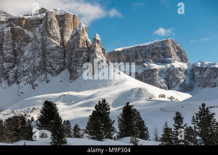 Passo Sella in inverno, il massiccio del Sella con Torri del Sella, Dolomiti a Selva di Val Gardena, Dolomiti, Alto Adige, Alto Adige Foto Stock