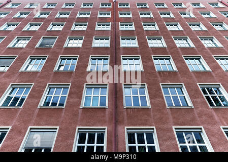 Facciata di colore rosso, la costruzione di uffici di Siemens, chiamato anche Himbeerpalast, costruito 1948-1953, Erlangen, Media Franconia, Baviera, Germania Foto Stock