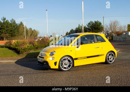 2018 giallo Abarth 2dr, berlina a due porte, quattro passeggeri, a motore trasversale anteriore, a trazione anteriore all'evento North-West Supercar, mentre auto e turisti arrivano nella località costiera in una calda giornata di primavera. Le auto Abarth 595 sono da paraurti a paraurti sulla spianata fronte mare, mentre gli appassionati di auto classiche e piccole amano trascorrere una giornata in auto. Foto Stock