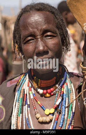 Sposato donna anziana da Arbore tribù, ritratto, Turmi, Etiopia Foto Stock