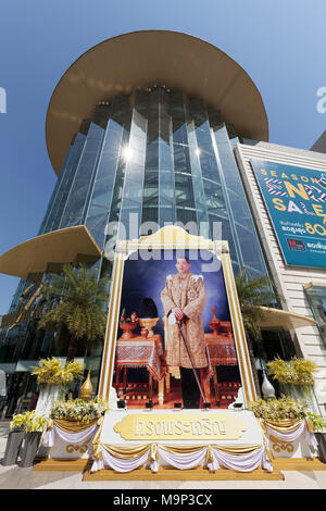 Erede al trono il principe ereditario Maha Vajiralongkorn, poster di grandi dimensioni nella parte anteriore del Siam Paragon Shopping Mall, Pathum Wan Foto Stock