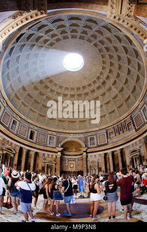 Vista interna, i turisti nel Pantheon a Roma Italia Foto Stock