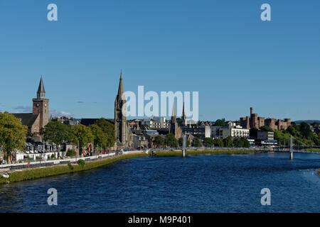 Libera Chiesa Nord und San Columba la Chiesa am Fluss Ness, Inverness, Highland, Schottland, Scozia, Großbritannien, Foto Stock