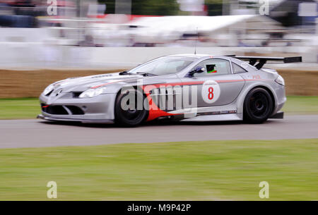 La Mercedes-Benz SLR Mclaren 722 GT racing a Goodwood Festival della velocità. Foto Stock