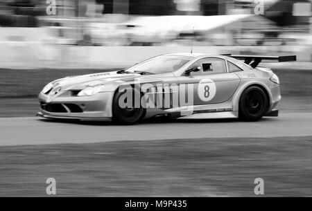 La Mercedes-Benz SLR Mclaren 722 GT racing a Goodwood Festival della velocità. Foto Stock