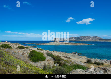 Antica torre di avvistamento sulla spiaggia de La Pelosa, Sardegna, Italia Foto Stock