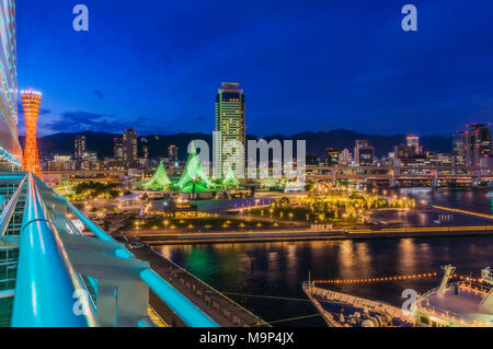 Vista del porto con skyline notturno, Kobe, isola di Honshu, Giappone Foto Stock