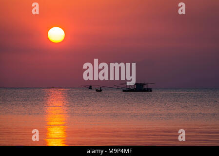 Tramonto al mare, longtail boat, barca da pesca, Ko Pha-ngan, Golfo di Thailandia, Tailandia Foto Stock