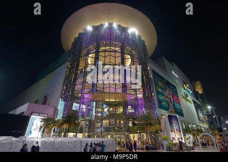 Il Siam Paragon di notte, lo shopping di lusso centro, Piazza Siam, Pathum Wan, Bangkok, Thailandia Foto Stock