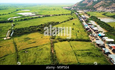 Drone vista aerea del tradizionale villaggio in Siem-Reap, Cambogia Foto Stock