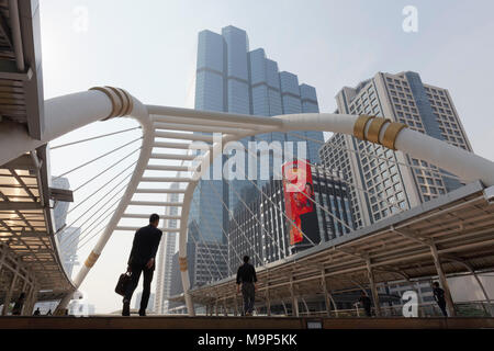 Due uomini sulla loro strada per l'ufficio, Sathon business district, vista di Empire torre 1, Sathon, Bangkok, Thailandia Foto Stock