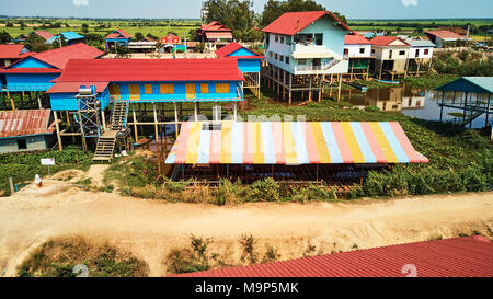 Drone vista aerea del tradizionale villaggio in Siem-Reap, Cambogia Foto Stock