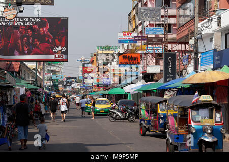 Risciò motorizzati e turisti in Khao San Road, Khaosan Road, Banglamphu, Phra Nakhon, Bangkok, Thailandia Foto Stock