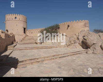 Fortezza Nakhl con torre rotonda e merlature, Nakhl, Oman Foto Stock