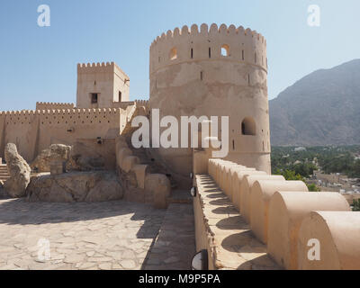 Fortezza Nakhl con torre rotonda e merlature, Nakhl, Oman Foto Stock